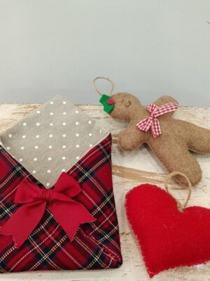 Χειροποίητο γούρι φάκελος με τσόχινα στολίδια