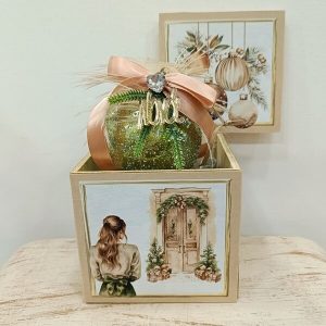 Ξύλινο κουτί με κρεμαστή χριστουγεννιάτικη μπάλα με αφιέρωσεις και ευχές