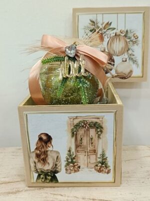 IMG20241129170431 Ξύλινο κουτί με κρεμαστή χριστουγεννιάτικη μπάλα με αφιέρωσεις και ευχές