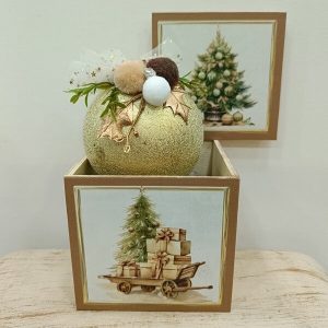 Ξύλινο κουτί με κρεμαστή χριστουγεννιάτικη μπάλα